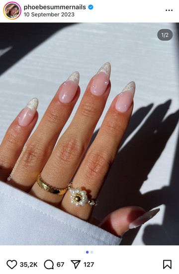 A francia manikűr soha nem megy ki a divatból. Ez a klasszikus mindig a következő szintre emel minden megjelenést. 2025 nyarán viseld a kókuszkörmeidet egy minimalista dizájnon keresztül, gyöngyházfényű tippekkel!