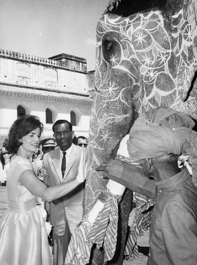 Jackie Kennedy indiai látogatásán Gustave Tassell (napságra) kreációjában