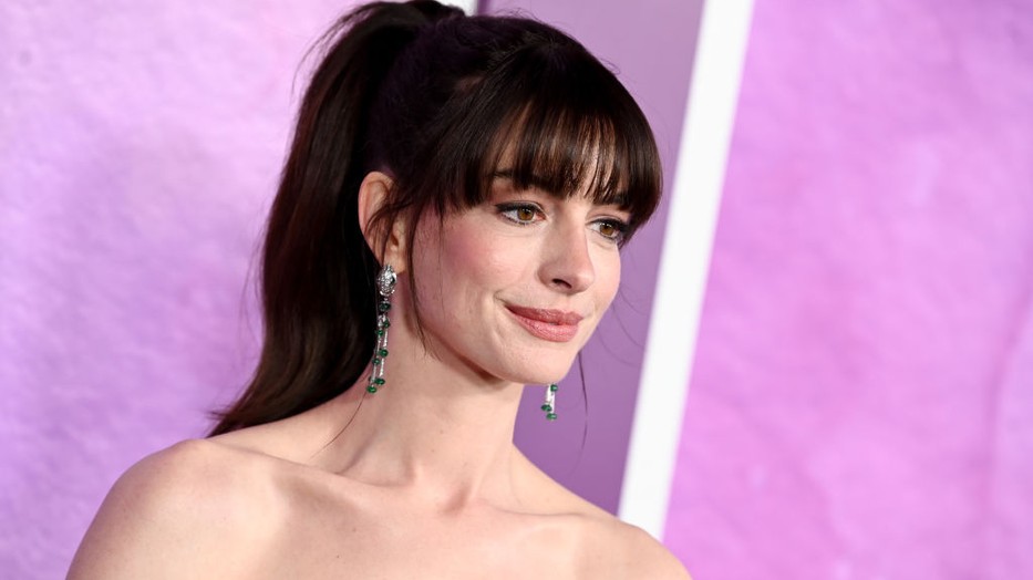 Anne Hathaway-nek kínos dolog miatt kellett magyarázkodnia