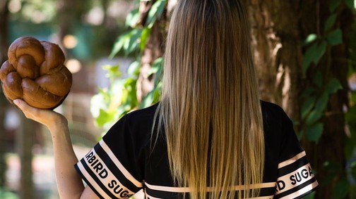 A Kuglófoslány egy szupertrendi Sugarbird ruhában vesz részt mai fotózásán