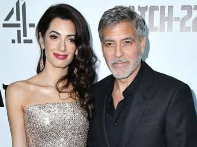 Amal Clooney egy fehér ruhában szexizik George Clooney mellett Velence kikötőjében