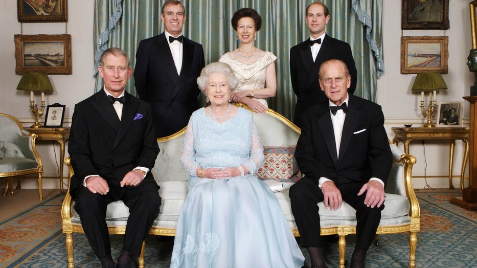 Erzsébet királynő és Fülöp herceg gyermekeik társaságában