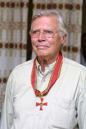 Karlheinz Böhm Etiópiában, amint átveszi a Német Szövetségi Érdemrendet humanitárius tevékenységéért. A díjat saját kérésére nem Németországban, hanem Afrikában adták át neki, ahol éveken át dolgozott az emberek életének jobbá tételén. 