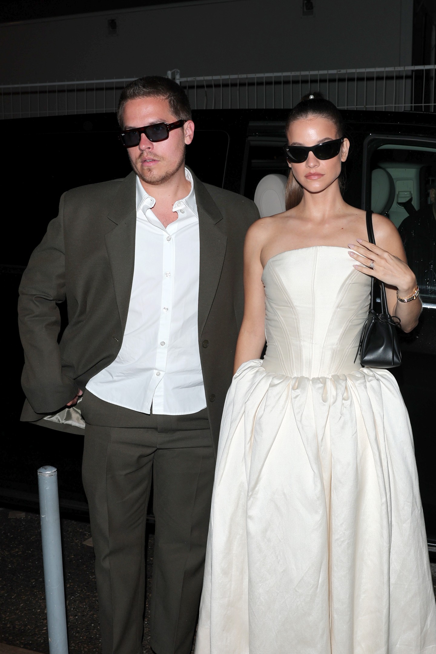 Ennyit számít egy jól megválasztott kiegészítő! Hiába a hercegnős sziluett, Palvin Barbara és Dylan Sprouse párosa modern csavart kapott a Ray-Ban napszemüvegnek hála. 