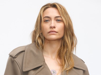 Paris Jackson zavarbaejtő dekoltázst villantott: Michael Jackson lánya szűk bőrruhában érkezett a Velencei Filmfesztiválra