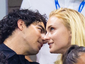 Sophie Turner és Joe Jonas nyelves csókja nem valami bizalomgerjesztő