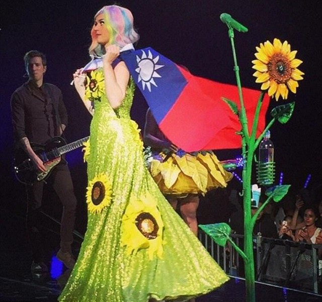 Katy Perry tajvani zászlóval