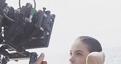 Palvin Barbi elbűvölő Armani kampányban