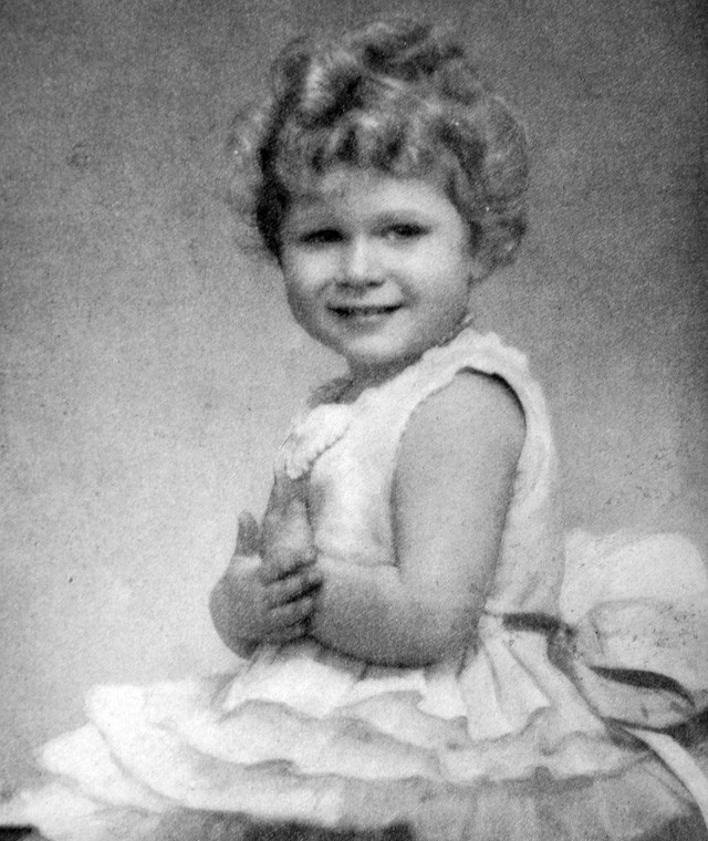 Akár egy valóságos angyalka, ilyen volt II. Erzsébet királynő mindössze 3 évesen