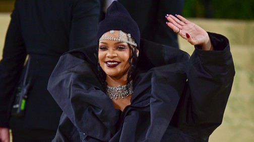 Rihanna megosztotta a legjobb barack árnyalatú smink tutorialt