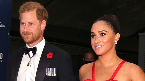 Micsoda napra ébredtünk: Meghan Markle eszméletlen piros ruhában tért vissza a vörös szőnyegre