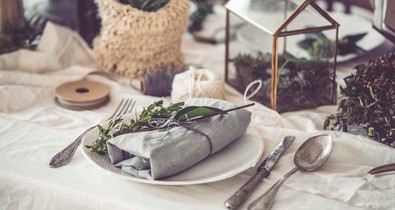 Márvány vágódeszka,  textilszalvéta: így lesz trendi az ebédlőasztalod