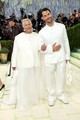 Liline Jacquemus és Simon Porte Jacquemus párosa olyan inspiráló leckét adott könnyedségből, letisztultságból és kortalanságból, hogy abban öröm elmerülni. Igen, még egy Met-gála vörös szőnyeg-szemlén is, ami általában nem az egyszerűségről szól.