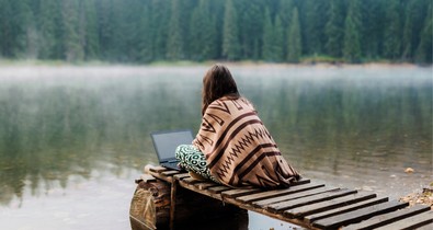 A szabadúszó tényleg egész nap pizsamában ül otthon, majd ha megunta, elutazik melegebb éghajlatra?