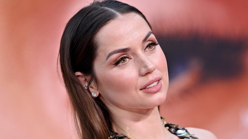Ana de Armas beragyogja a vörös szőnyeget a Blonde bemutatóin