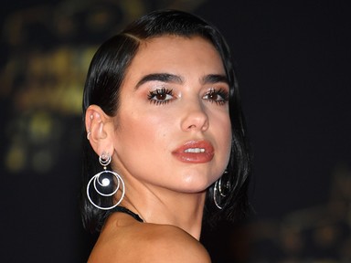 Botrány, milyen ízléstelen Dua Lipa szettje