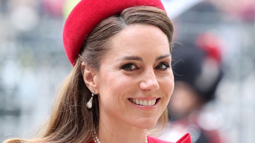 Katalin hercegné szemet gyönyörködtető ruhában jelent meg, egyszerűen nem tudunk betelni a látvánnyal, annyira szép