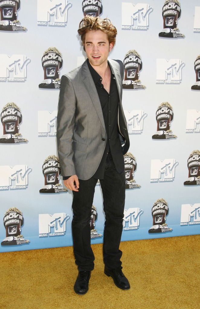 2008 júniusában fekete nadrágban és ingben, valamint szürke zakóban pózolt az MTV Movie Awards eseményén.