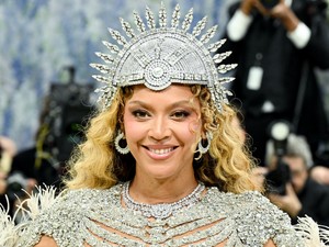 Beyoncé kristályokkal kirakott pucérruhája láttán elakad a szavad, 10 év után újra tarolt a Met-gálán