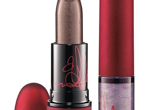 Neonzöld hajjal viseld Rihanna új MAC rúzsát!