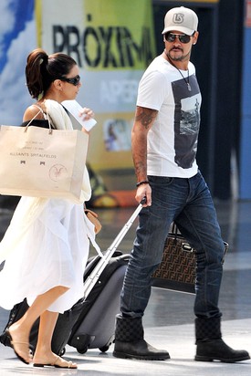 Eva Longoriának nincs nagy szerencséje, előbb kosaras férje csalta meg, majd Eduardo Cruzban, Penélope és Monica kisöccsében is csalódnia kellett.