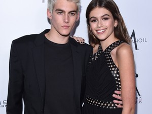 Cindy Crawford 16 éves fia is kiszőkült Kaia után