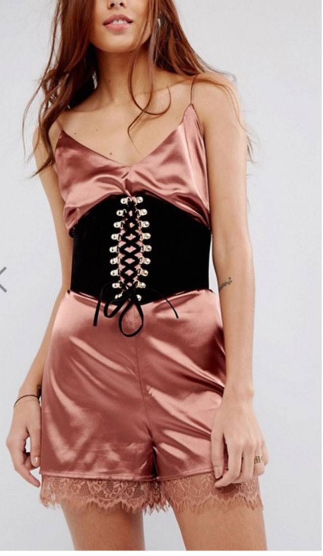 Fekete fűző ASOS 7000 Ft- asos.com