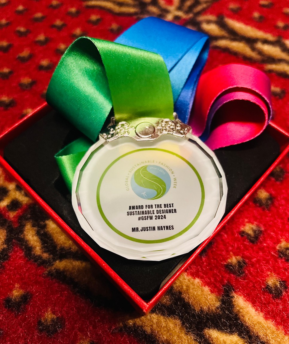 A Global Sustainable Fashion WeekÉletműdíja, melyet 2024-ben Justin Haynes kapott meg Budapesten