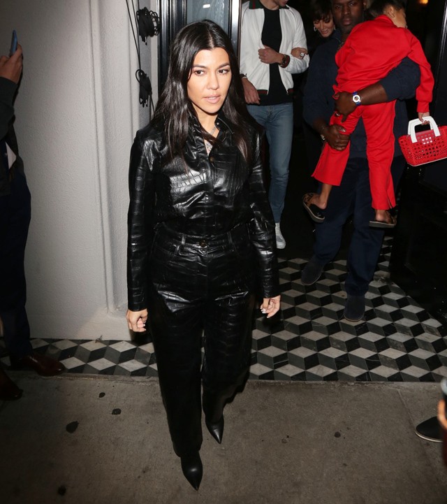 Kourtney Kardashian egy Nanushka szettben