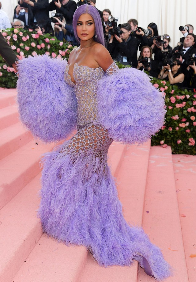 Kendall Jenner egy Versace ruhában