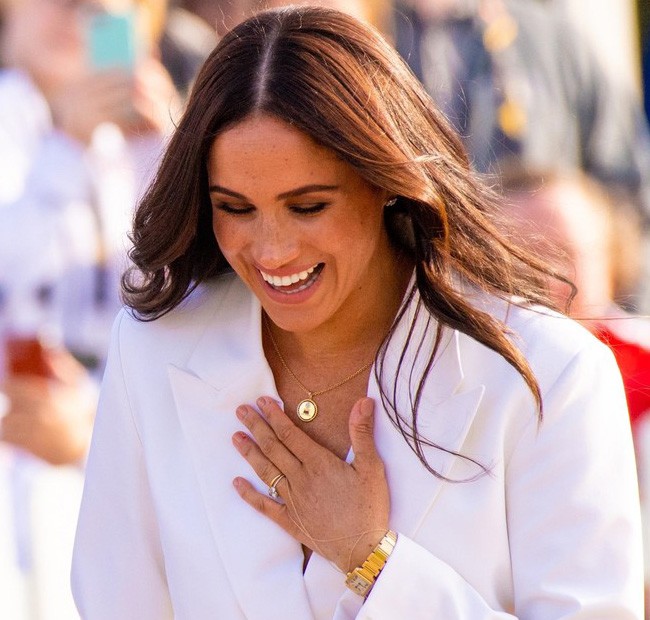  Meghan hófehér szettjéhez arany kiegészítőket választott