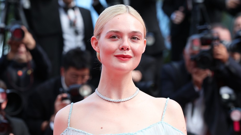 Elle Fanning álomszép meztelenruhában hódít