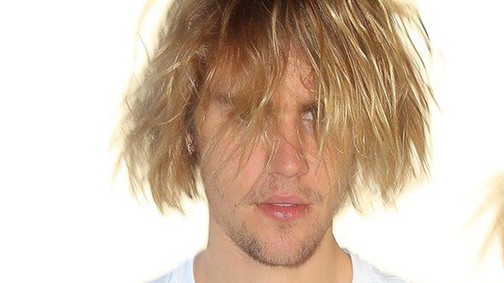 Miért? Justin Bieber mezítláb, köntösben sétálgat az utcán...