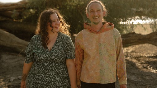 Mesébe illő szerelmi történet egy illusztrátor és egy keramikus találkozásáról, ami egy közös vállalkozásban teljesedett ki