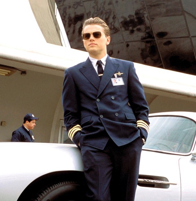 A Kapj el, ha tudsz című zseniálisan szórakoztató filmben Leonardo DiCaprio a 17 éves Frank Abagnale Jr. szerepébe verte át a fél világot, a babaarcú sztárnak is sikerült a trükk, hiszen ő már 30-hoz volt közelebb (28 éves), amikor forgatni kezdte a tinédzser kalandorról szóló filmet 