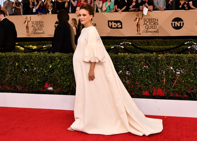 Natalie Portman várandósan a SAG vörös szőnyegén Diorban