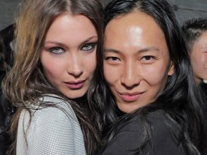 Alexander Wang óvszert tervezett a Pride-ra: Húzz magadra dizájngumit és védekezz!