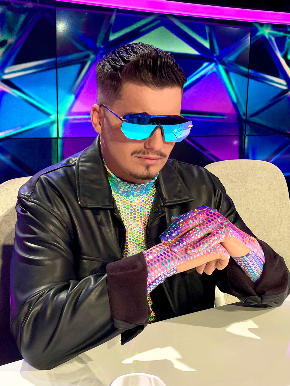 Marics Peti kesztyűje tökéletesen passzol Tóth Andi ruhájához a sztárban sztár adásában