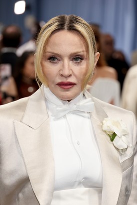 Finom ékszerek és rózsák tökéletesítik az összképet a galléron