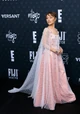 Ariana Grande ismét megidézte Glindát: egy egyedi, babarózsaszín Alberta Ferretti kreációban tündökölt. Áttetsző tüll köpenyét virágos applikációk díszítették. Egyszerűen meseszép volt!