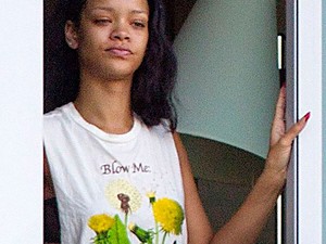 Ilyen Rihanna smink nélkül, ágyból kelve