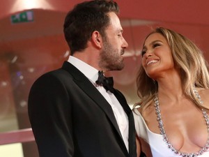 Jennifer Lopez eljegyzési gyűrűje ezt a 3 szót rejti