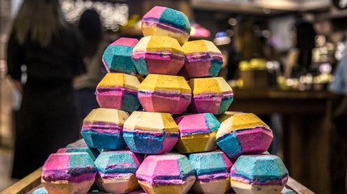 Elképesztő mennyiségű fürdőbombával jön a Lush 30. szülinapja