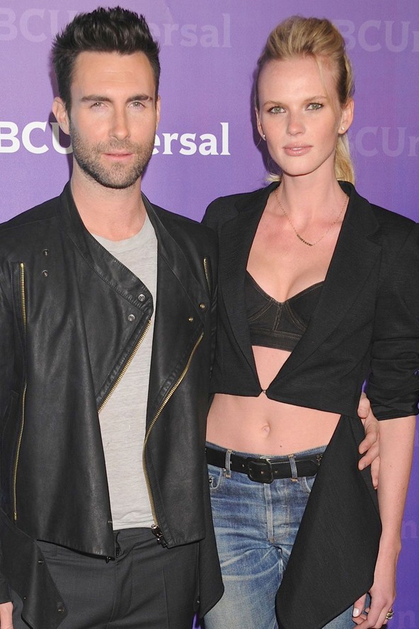 Adam Levine és Anne Vyalitsyna 2 évig igazi álompárnak számított, de ismeretlen okok miatt a topmodell, Anne kiadta a szexi énekes útját, aki azonnal egy újabb topmodellnek kezdett udvarolni.