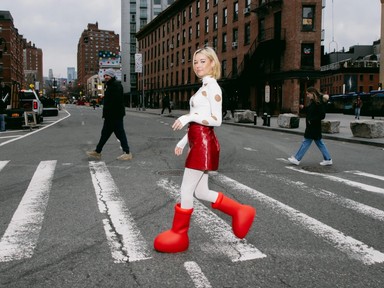 Ijesztően zseniális márka áll a gigantikus piros csizmák sikere mögött