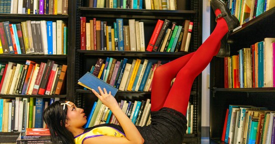 Rendezett színek, rendezett elme: a szín szerint rendezett könyvespolcok hatása a mentális egészségre