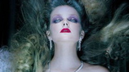 Mágia, okkult varázslat, révület - Mihalik Enikő fekete misén vetkőzött