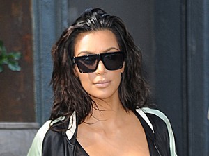 Miért nem lógatod csak úgy ki a melleidet, Kim Kardashian?