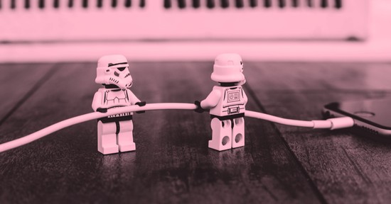 Ezért ne töltsd soha nyilvános helyen a telefonod