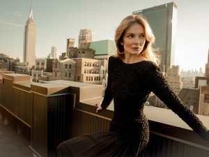 Mihalik Enikő teljesen átlátszó felsőbe bújt: a leheletkönnyű anyag a mellbimbóit sem takarta